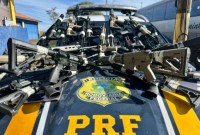 Polícia Rodoviária Federal apreende 25 fuzis no Paraná em operação histórica