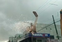 Zinco atinge rede elétrica e automóvel durante temporal