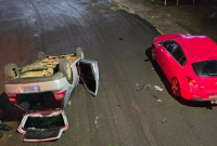Carro bate em veículo estacionado e capota