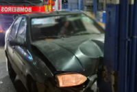 Carro sai da pista e bate contra poste de alta tensão