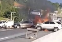 Colisão seguida de incêndio deixa morto e provoca bloqueio total da BR-470 em Indaial