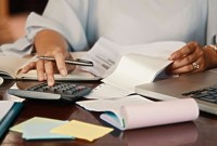 Endividamento das famílias brasileiras atinge recorde histórico e chega a 82%, aponta CNC