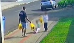 Vídeo mostra pai chutando filha de 3 anos em via pública; caso é investigado