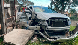 Motorista perde controle e atinge muro e canil