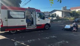 Mulher fica ferida após colisão entre carro e moto