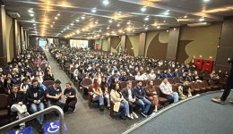 Feira de Profissões reúne mais de 400 estudantes