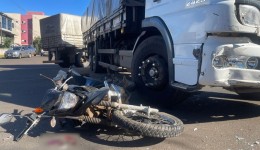 Motociclista é socorrido após colisão com caminhão na Avenida Arnaldo Busato em Barracão