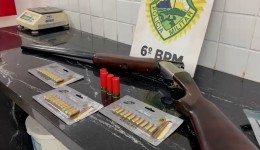 Após denúncia, homem é preso com espingarda e munições