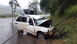 Jovem fica ferido após colisão frontal entre carro e carreta