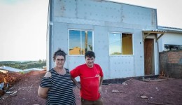 Moradores questionam qualidade de casas entregues após tornado