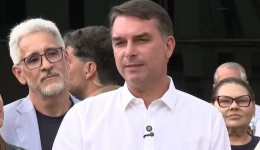 Flávio Bolsonaro faz primeira visita ao ex-presidente Jair Bolsonaro após fim de restrições do STF