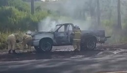 Caminhonete é destruída por incêndio na PR-483