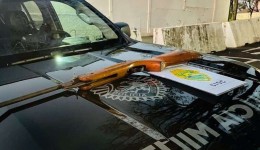 Polícia Militar encontra arma escondida em monte de entulho após denúncia