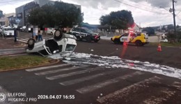 Colisão seguida de capotamento deixa uma pessoa ferida