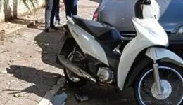Motociclista fica ferida após colisão e motorista foge sem prestar socorro
