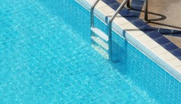 Criança de 1 ano e 3 meses morre após cair em piscina em Toledo