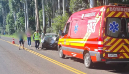 Mulher morre após carro sair da pista e colidir contra árvore na SC-161