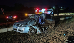 Motorista fica preso às ferragens após colisão na BR-163