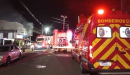 Incêndio de grandes proporções atinge empresa e residência