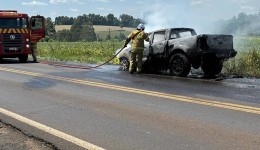 Caminhonete é consumida pelo fogo na BR-158 entre Pato Branco e Coronel Vivida