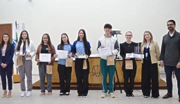 Projeto Paraná Lilás premia estudantes