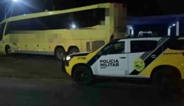Criminosos armados assaltam ônibus interestadual na PR-317, no Paraná