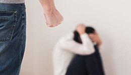 Homem é preso após agredir mulher e persegui-la