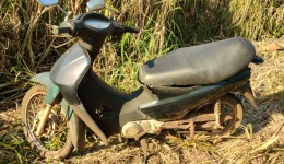 Motociclista fica ferido após sofrer queda em estrada rural