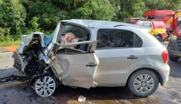 Colisão frontal entre carros de passeio deixa cinco feridos na BR-116