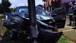 Motorista é detido por embriaguez após carro atingir poste