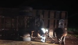 Condutor é autuado por embriaguez após tombamento de caminhão na PR-182