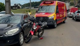 Acidente envolve três veículos e deixa motociclista ferido
