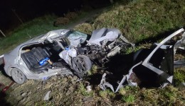 Acidente entre carro e caminhão deixa dois mortos e três feridos