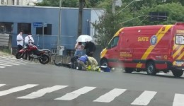 Colisão entre dois carros e motocicleta deixa jovem ferido