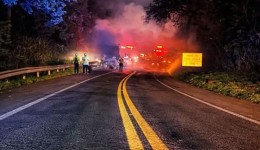 Carro pega fogo após colisão com caminhão e uma pessoa morre
