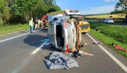 Jovem fica gravemente ferida após carro bater contra placa na BR-376