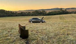 Carro sai da pista após colisão na PR-562 e idoso fica ferido