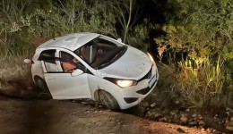 Mulher é encontrada esfaqueada dentro de carro no Paraná; homem diz que ela foi assaltada, mas vítima afirma que foi atacada por ele