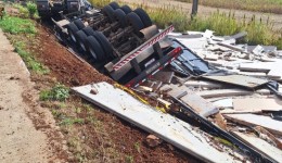 Capotamento de carreta deixa dois feridos na BR-163 em Guarujá do Sul