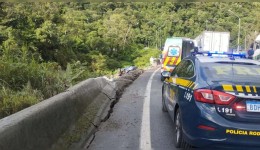 Casal morre após carreta tombar na descida da serra da BR-376