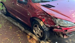 Colisão entre Peugeot e Meriva é registrada no bairro Presidente Kennedy