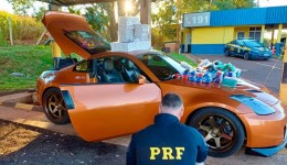 Homem foge após pedir para ir ao banheiro e abandona carro esportivo com carga milionária de celulares e medicamentos