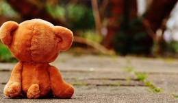 Sem banheiro e cercadas por lixo: sete crianças são encontradas em situação de abandono em Criciúma