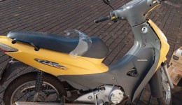 Acidente entre carro e moto deixa mulher ferida