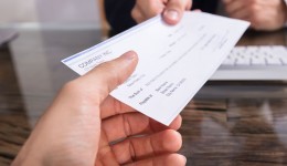 Zeladora encontra cheque de R$ 36 mil e devolve ao proprietário