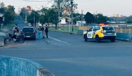 Pai e filho ficam feridos após colisão entre motocicleta e carro