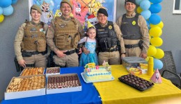 Pequena fã da PM ganha visita especial no dia do aniversário