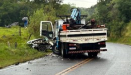 Homem morre em colisão entre caminhonete e caminhão na PR-562