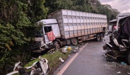 Colisão envolvendo dois caminhões e um carro interdita a BR-158