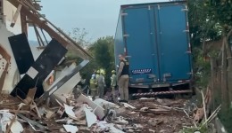 Motorista morre após caminhão desgovernado atingir residência no Bairro Sadia
